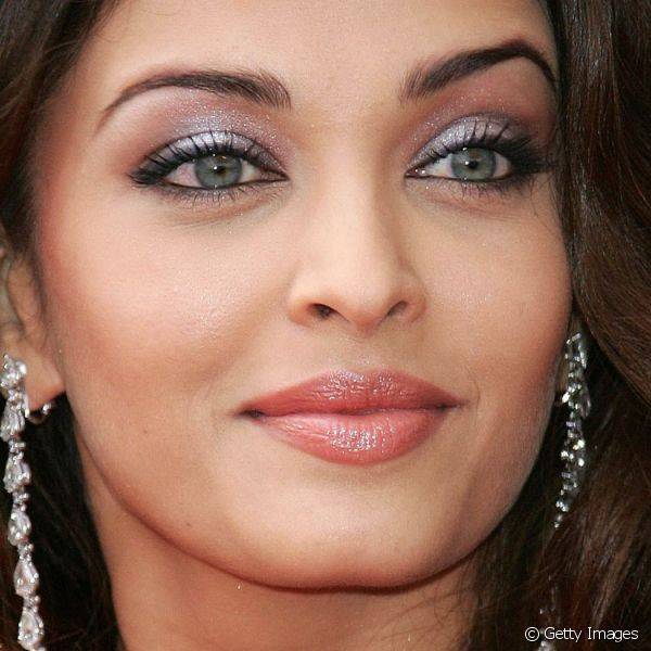 Aishwarya Rai compareceu ? edi??o 2005 do Festival de Cannes com um esfumado que misturava sombre prata com lil?s